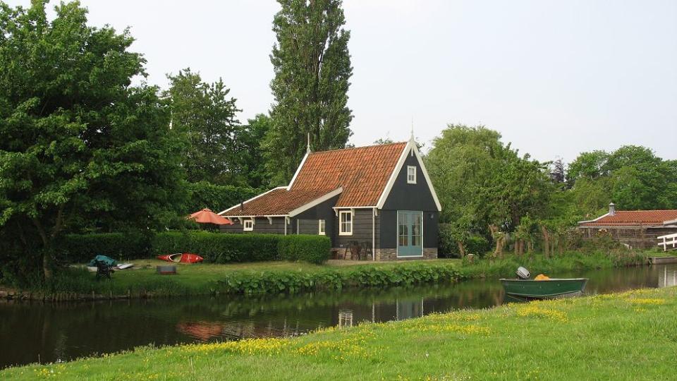 Het polderhuisje met een bootje in het water in omgeving alkmaar